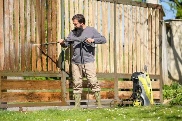 Mid Adult Man Cleaning Wooden Gate Power Washer High Water — Stock Photo, Image