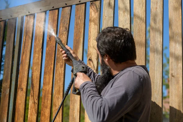Hombre Irreconocible Limpiando Una Puerta Madera Con Una Lavadora Eléctrica —  Fotos de Stock