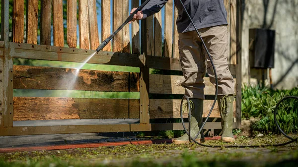 Hombre Irreconocible Limpiando Una Puerta Madera Con Una Lavadora Eléctrica — Foto de Stock