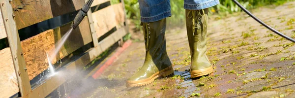 Unrecognizable Man Cleaning Wooden Gate Power Washer High Water Pressure — Stock Photo, Image