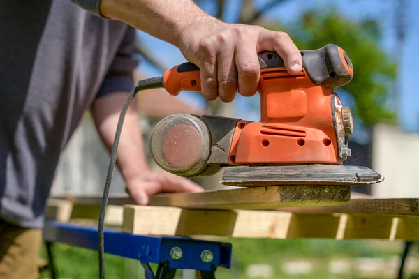 庭に立って木製の板の認識できない男 Diyホーム改善 大工の概念 中央の手の詳細ショット — ストック写真
