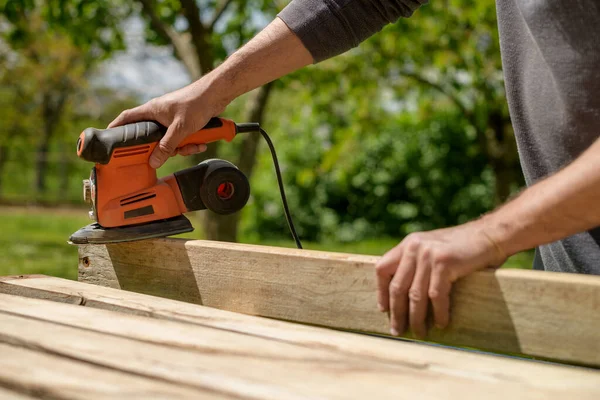 Hombre Irreconocible Jardín Lijando Tablones Madera Mejora Del Hogar Diy — Foto de Stock