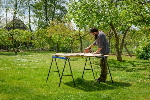 Mittlerer Erwachsener Kaukasier Garten Der Holzplanken Schleift Heimwerker Restaurierung Zimmerei — Stockfoto