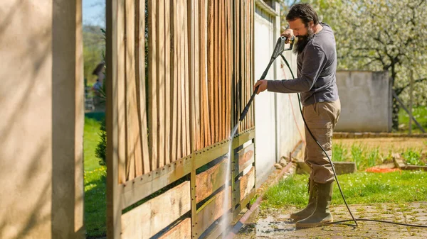 Hombre Adulto Medio Limpiando Una Puerta Madera Con Una Lavadora —  Fotos de Stock