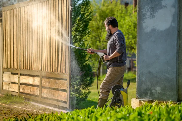 Közepes Felnőtt Férfi Aki Egy Fából Készült Kaput Tisztít Egy — Stock Fotó