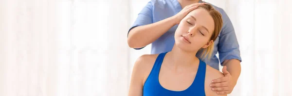 Kadın fizyoterapist ya da hastanın boynunu düzelten bir masör. Fizyoterapi, rehabilitasyon kavramı. Kopyalama alanı ile beyaz arkaplan ön görünümü.