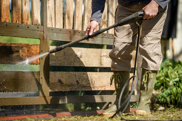 Unrecognizable Man Cleaning Wooden Gate Power Washer High Water Pressure — Stock Photo, Image