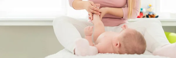 Banner Für Babymassage Mit Kopierplatz Kindertherapeutin Bei Der Anwendung Von — Stockfoto