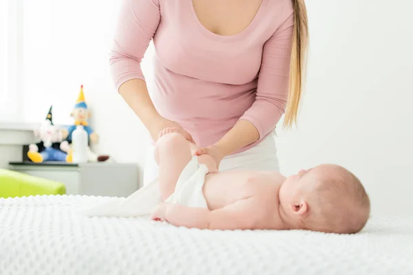 Bebek Masajı Çocuk Terapisti Erkek Bebeğe Masaj Yağı Uyguluyor Anne — Stok fotoğraf