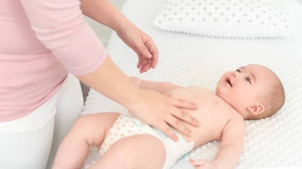 Maman Changeant Les Couches Pour Bebes Recoltes Mere Stock Photo Maman Changeant Les Couches Pour Bebes Recoltes Mere Stock Photo