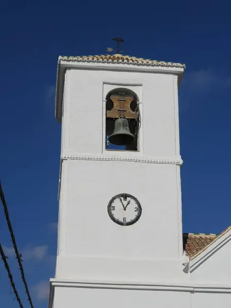 Колокольня на церкви в Mecina Bombaron — стоковое фото