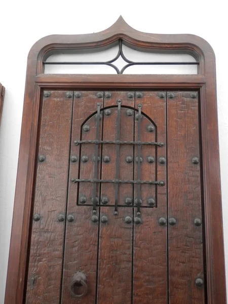 Деревянная дверь на продажу — стоковое фото