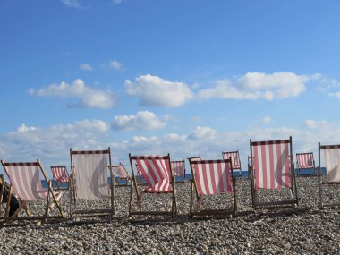Kumsaldaki güverte sandalyeleri.