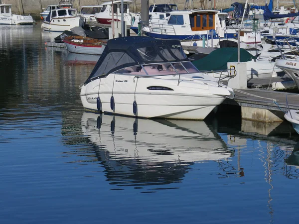 Boat reflecting in harbour — Stock Photo, Image
