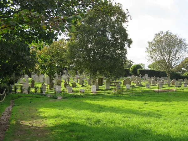 Um cemitério na grama ensolarada — Fotografia de Stock