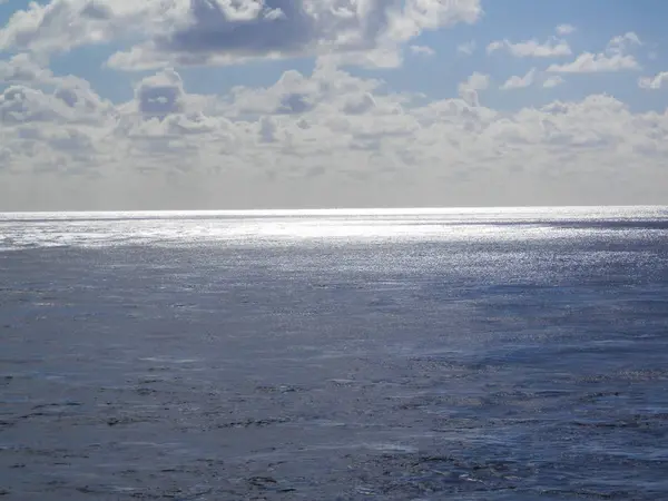 Sakin denizde yansıtan güneş — Stok fotoğraf