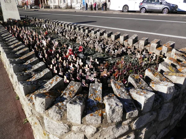 Piccole croci e papaveri all'Anzac War Memorial — Foto Stock