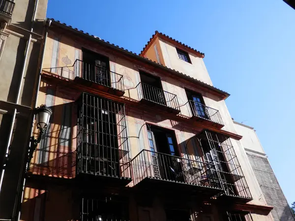 Edificio residencial con balcones —  Fotos de Stock