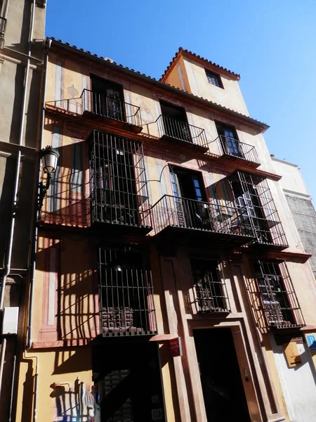 Edificio residencial con balcones —  Fotos de Stock