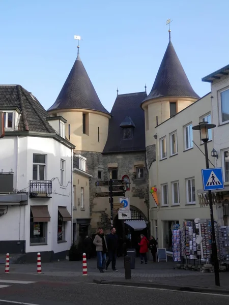 Historische türme und tor in valkenburg, holland — Stockfoto