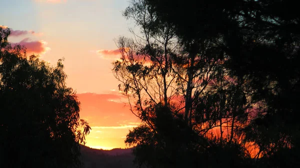 Manhã cedo sol através de nuvens — Fotografia de Stock