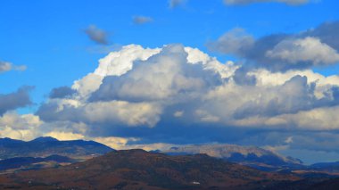 Vadi üzerinde su dolu bulutlar