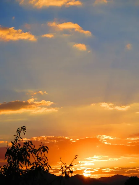 Рано утром солнце светит сквозь облака — стоковое фото