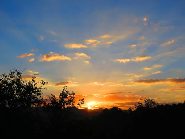 Рано утром солнце светит сквозь облака — стоковое фото