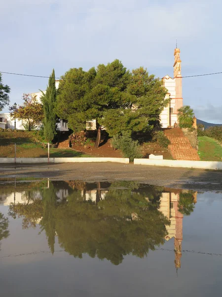 Convento refletido na água da chuva — Fotografia de Stock