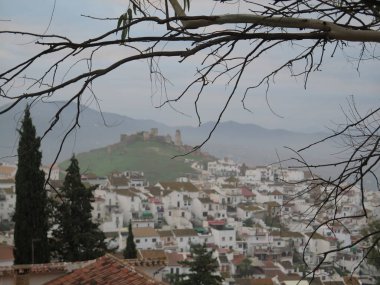 Foggy günü Alora Kalesi Tepesi