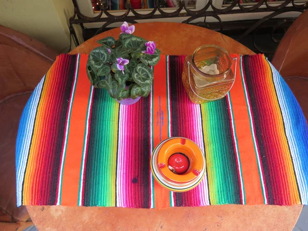 Mesa com pano mexicano — Fotografia de Stock