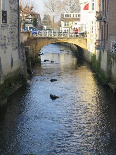 Valkenburg nehirde Old Dutch binalar — Stok fotoğraf