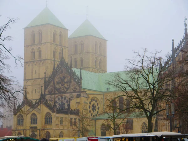 Nebeltag in der Stadt — Stockfoto