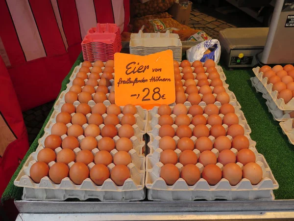 Bandejas de ovos frescos para venda — Fotografia de Stock