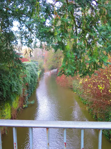 Canal que fluye por Munster City, Alemania — Foto de Stock
