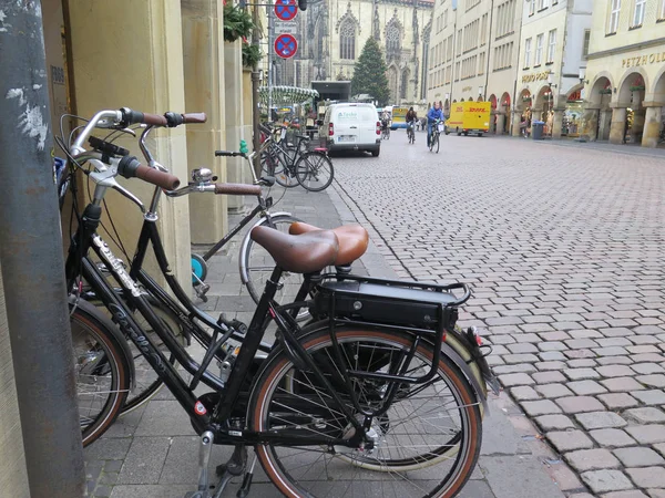 Bicicletas estacionadas contra columnas —  Fotos de Stock