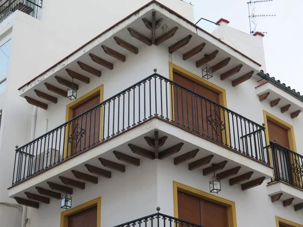 Деревянные балки традиционного стиля на балконе — стоковое фото