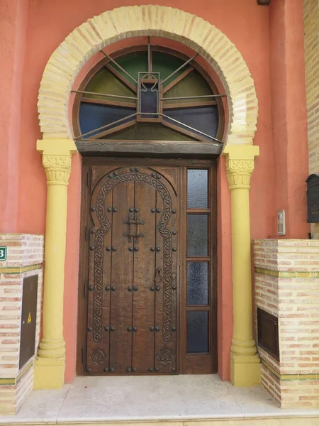 Porta esculpida em madeira — Fotografia de Stock