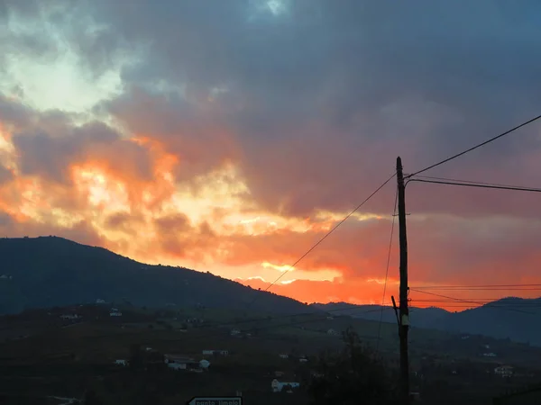 Arancione Nubi viola all'alba — Foto Stock