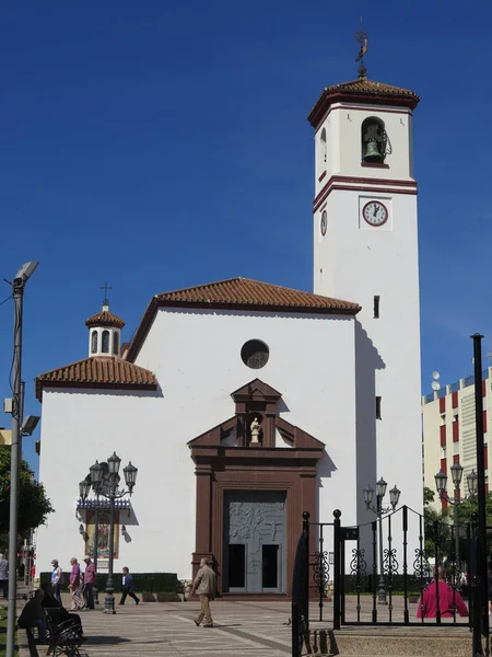 Fuengirola kerk op zonnige dag — Stockfoto