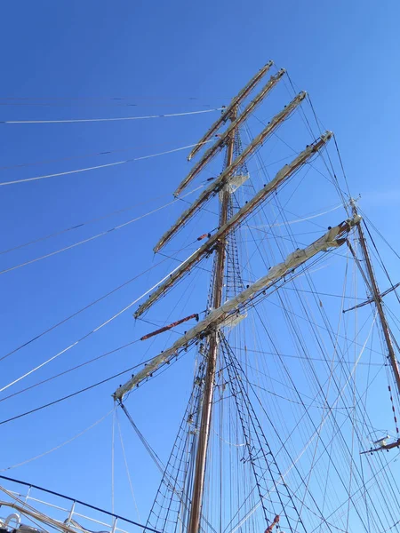 Voormast met rondhouten en tuigage — Stockfoto