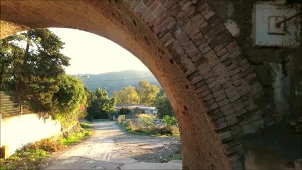 Ευρεία Ψηλό Τούβλο Χτισμένο Τοξωτή Οδική Γέφυρα Στην Αγροτική Ανδαλουσία — Αρχείο Βίντεο
