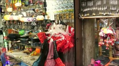 Granada, İspanya - 29 Eylül 2018: Dar eski çeyrek sokakta sergilenecek eşyalar ve mallar