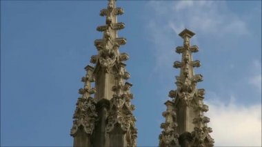 Güneşli Eylül gününde ünlü Granada katedralinin dış dekorasyonlarının ayrıntıları.