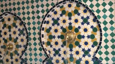 Dekoratif Granada çeşmesinde su akıyor.