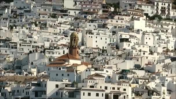 Lange Bruine Klokkentoren Van Kerk Staande Tegen Witte Andalusische Dorpsgebouwen — Stockvideo