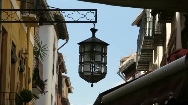 格拉纳达狭窄街道上悬挂着传统的金属和玻璃灯笼 — 图库视频影像