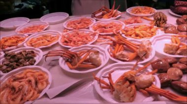 Granada, İspanya - 29 Eylül 2018: Granada pazarında satılık taze deniz ürünleri