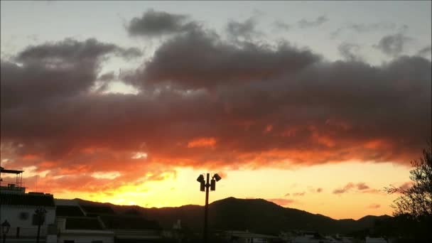 12月日出时分安达卢西亚村附近的金色云彩 — 图库视频影像