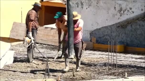 Alora Spagna Luglio 2019 Persone Che Lavorano Sul Tetto Nuovo — Video Stock